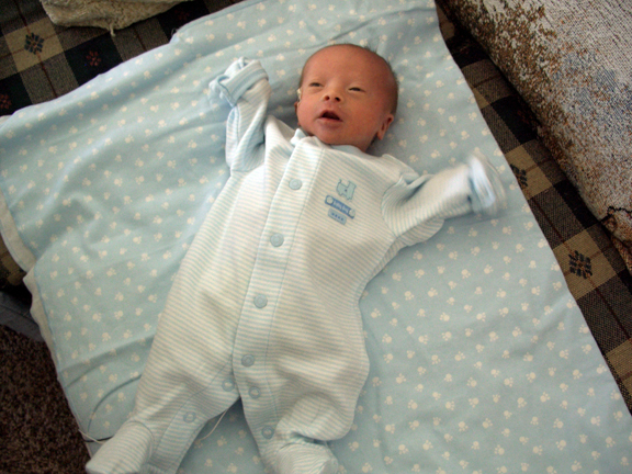 92807-2-wks-old-at-home-4.jpg